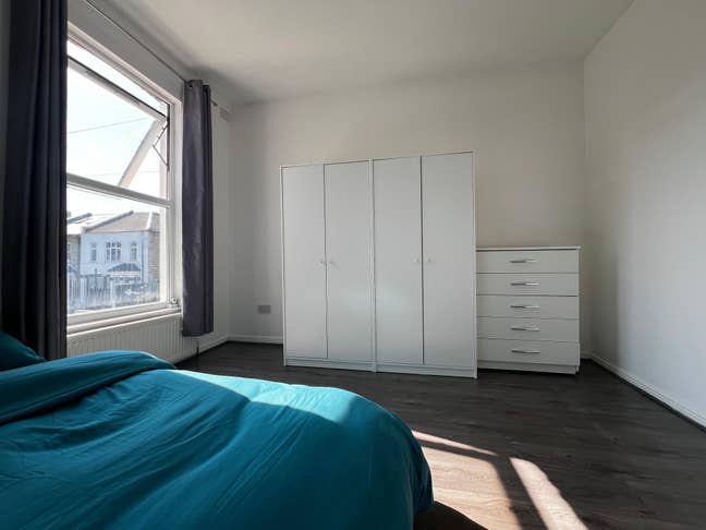 Bright and Spacious 3/4-Bed Split-Level Flat on He Main Photo