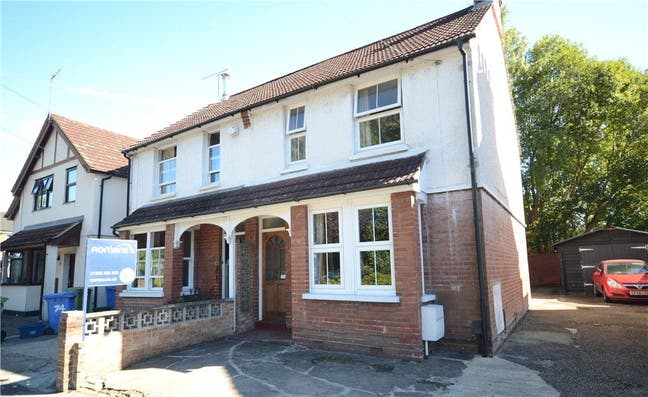 Double Room in Professional HMO opposite Station Main Photo
