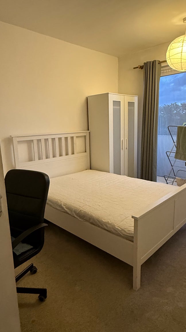 Large convenient 3 bedroom flat available now Main Photo