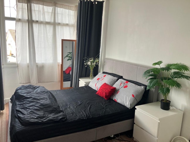 Master Bedroom in Whitchurch available immediately Main Photo