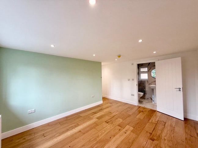 Double Room En-suite - Near Wexham Park Hospital  Main Photo