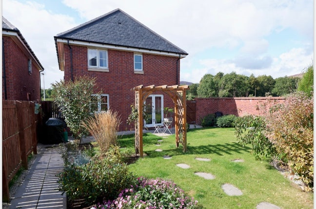 En-suite double room in beautiful detached home Main Photo