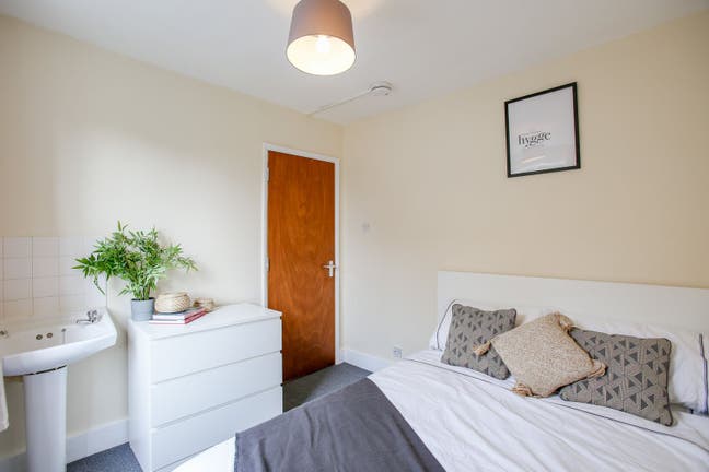 Bedroom Moments From West Ealing Station W13 Main Photo