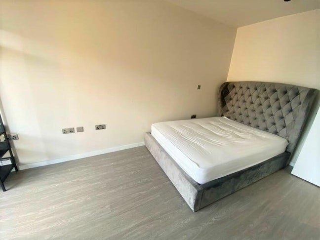Spare double room with main bathroom Main Photo