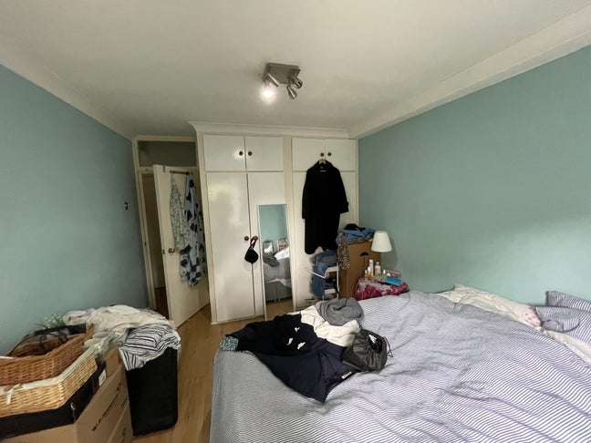 Large double room available in cozy alt flat!  Main Photo