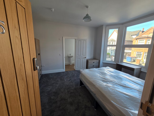 Amazing House share near train station Main Photo