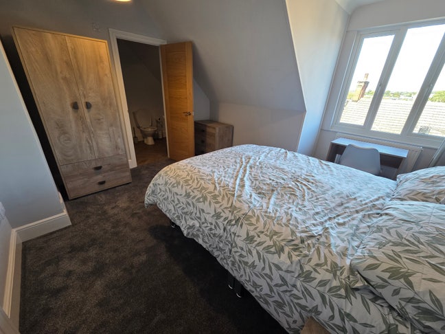 Ensuite rooms near train station and town centre.  Main Photo