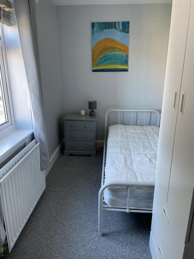 Large single room to let, short term  Main Photo