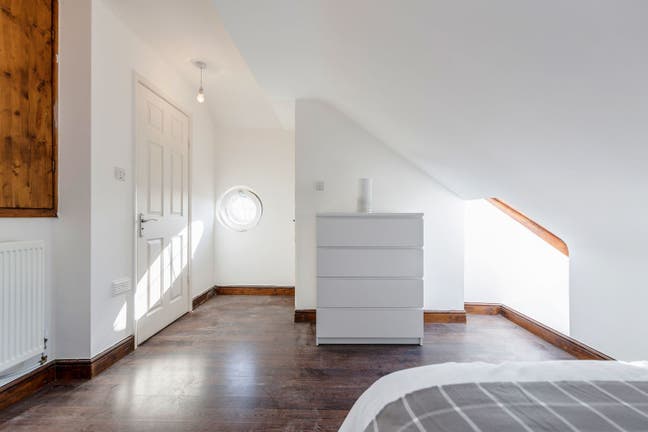 Modern, Clean, Safe, Secure Double Ensuite Main Photo