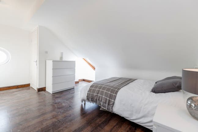 Modern, Clean, Safe, Secure Double Ensuite Main Photo