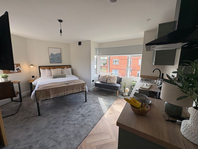 2 rooms available in brand new luxury student home Main Photo