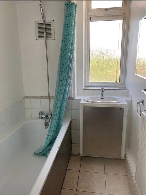 Double bed room in a 2 bedroom apt, Swiss Cottage Main Photo