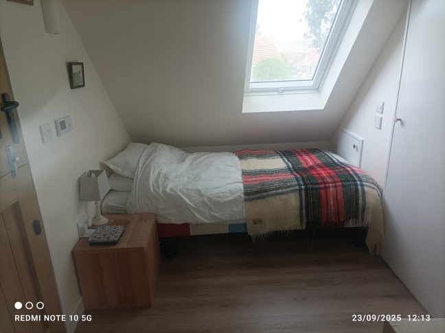 Self contained room above garage  Main Photo