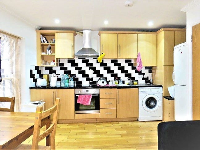 1 bedroom flat moments from Aldgate East station Main Photo