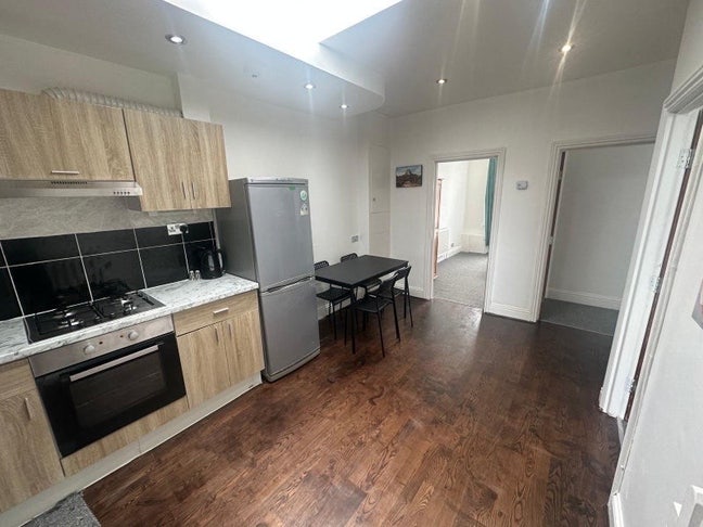 🏡 3 Bedroom Flat to Let – Neasden Main Photo