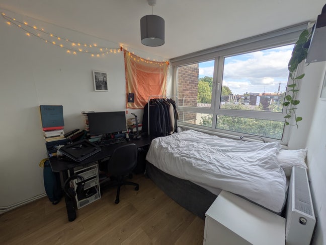 Light, spacious room in SE16 Main Photo