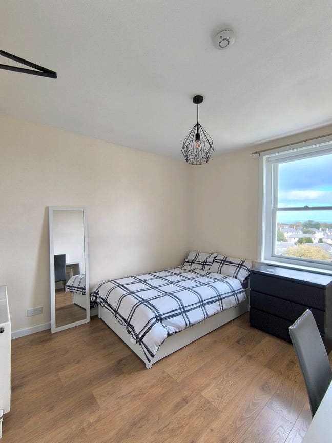 Room1 available in a three bedroom Main Photo