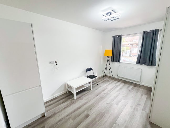 Modern Studio Flat Available in NW11 Main Photo