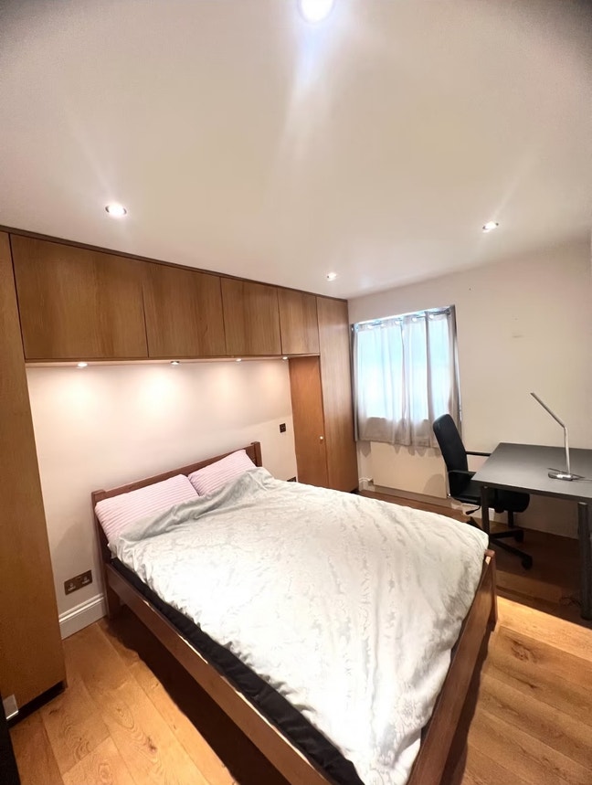 Bright Room to Let 3 Minutes Walk from Tube Statio Main Photo