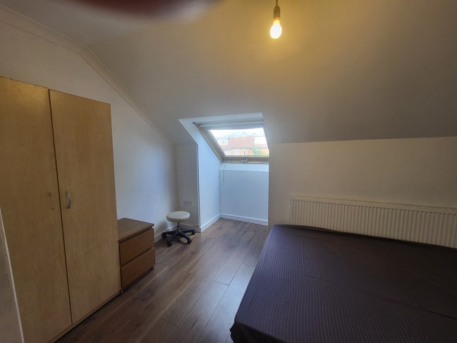 Top-floor self-contained studio in Wembley Main Photo