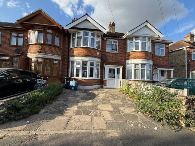 🏡 Spacious 4-Bed Home to Rent Driveway & Garden Main Photo