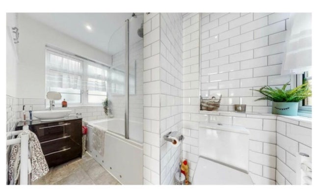 Double room in Shared House - Great Location  Main Photo