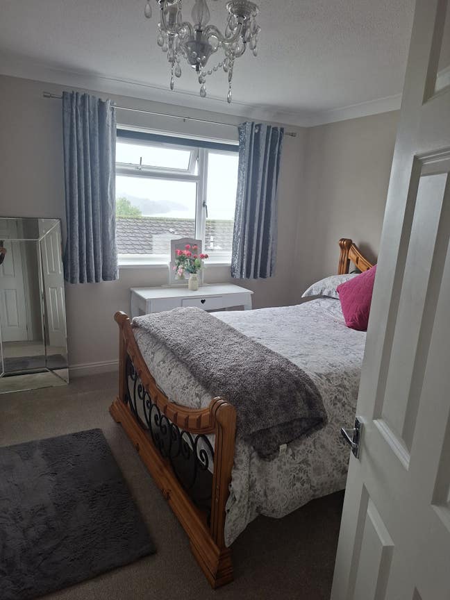 Immaculate double room. With shared bathroom Main Photo