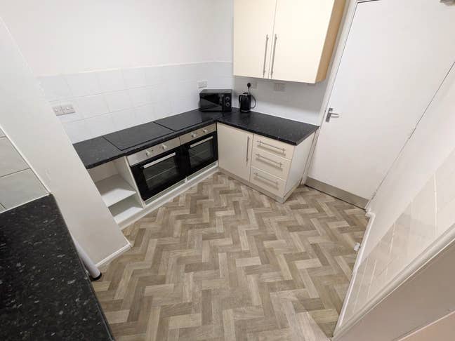 Stunning Double Room with Private Shower - NG3 4HB Main Photo