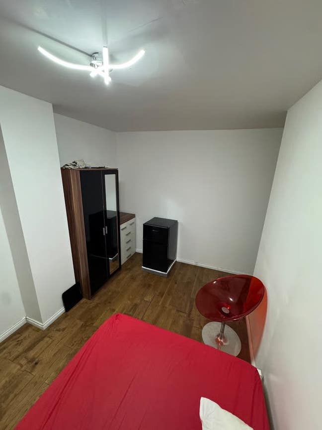 Cozy Double Room – 6 Mins to Becontree Station_RM9 Main Photo