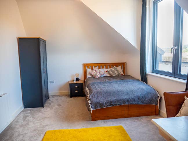 Spacious loft ensuite, double room in Stokes Croft Main Photo