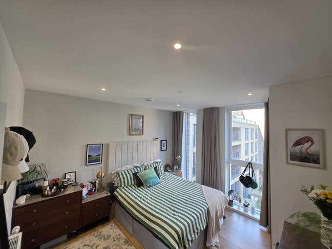 Modern Apartment with Ensuite Main Photo