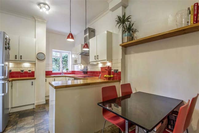 Ground floor three double bedroom apartment in E2 Main Photo
