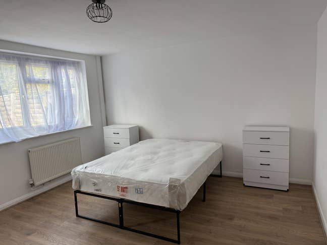 3 Rooms in Clapham Common -Garden Main Photo