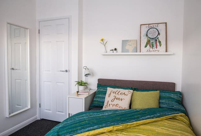 Double Room with Storage & Parking! 🏡 Main Photo