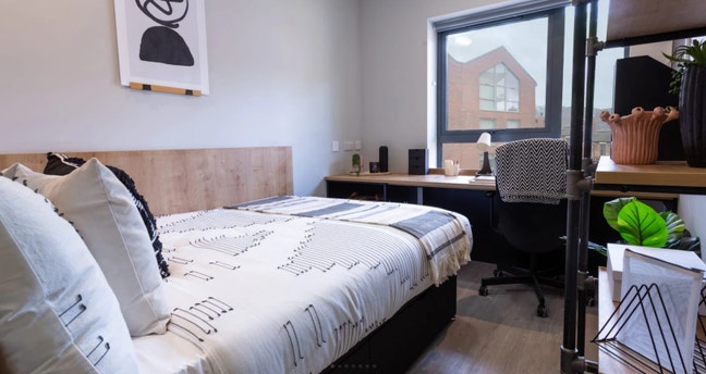 Silver Ensuite for Electric Press Sheffield Main Photo