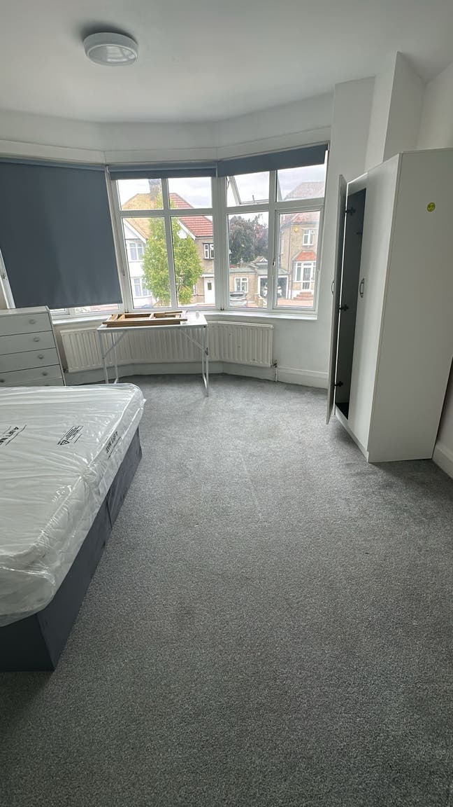 Hendon central lovely furnished doubles, £899, 890 Main Photo