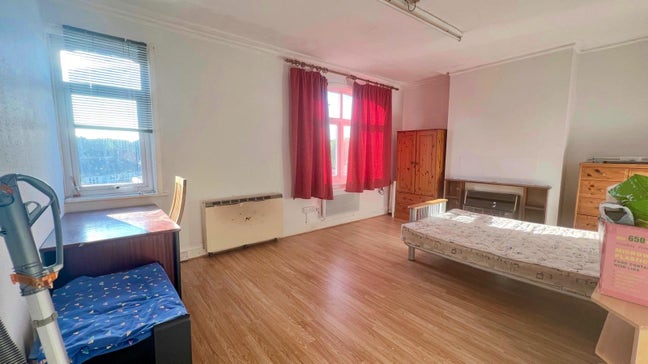 Large Bedroom for rent Main Photo