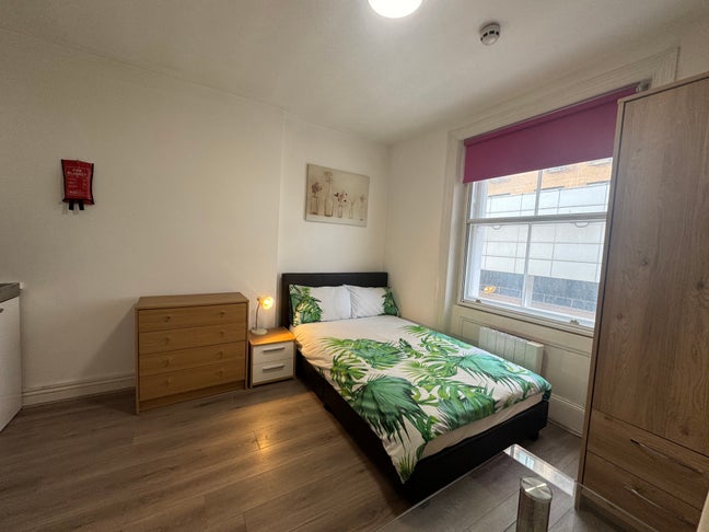 Bedsit in South Kensington SW7  Main Photo