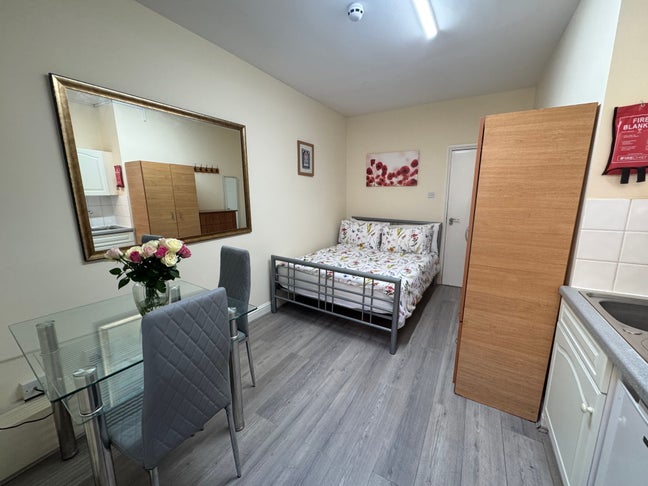 Double Studio with Full Kitchen in SW7 Main Photo