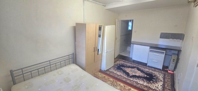 Neaaden ensuite bills included  Main Photo