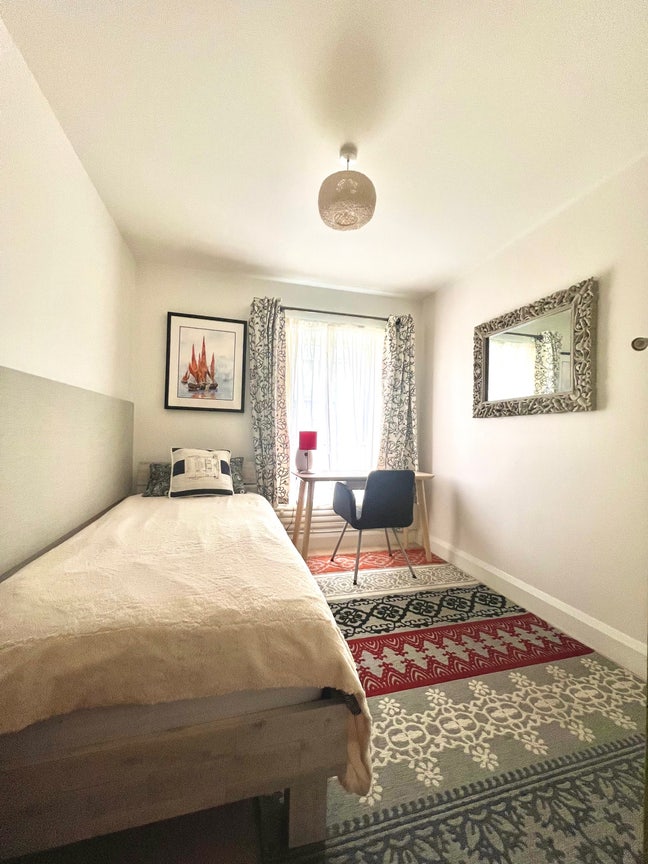 Cosy, Quiet, Spacious room – Feel @ Home in London Main Photo