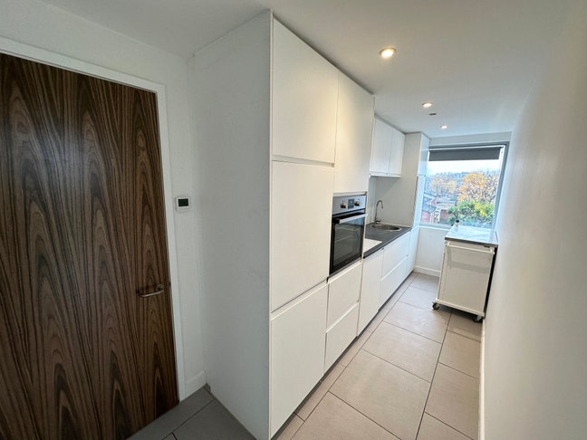 Room in modern 3 bed available now Main Photo