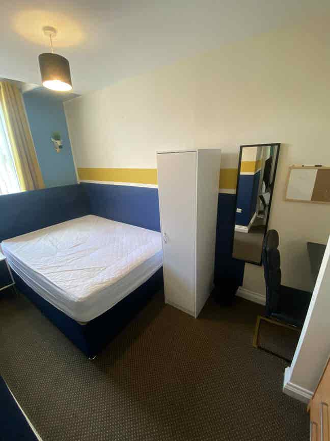 Double Bedroom Heaton Park Main Photo
