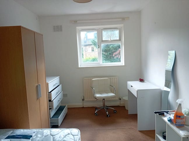 Spacious double room in a quiet residential home. Main Photo