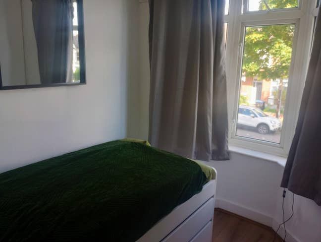Small cosy room in a family home Main Photo