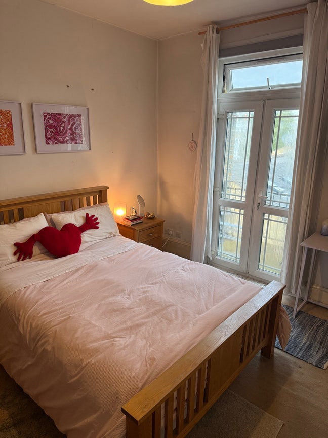 East London Room with a Balcony 🌞 Main Photo