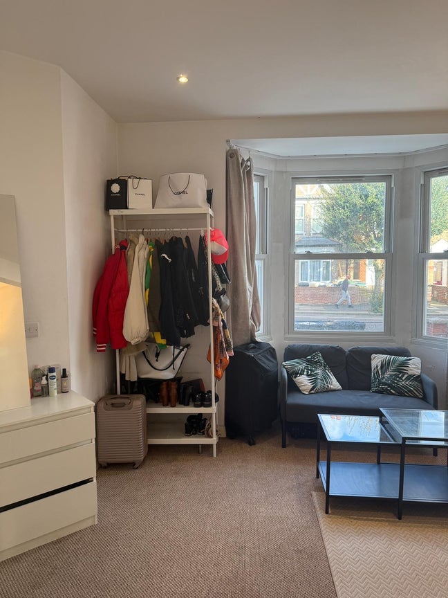 Large Double Room In Modern House with Garden  Main Photo