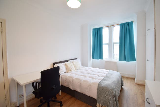 Fast London Commute – Schedule a Viewing Today! Main Photo