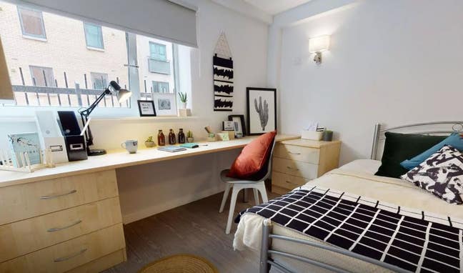 Silver En Suite Plus IQ Fenton House Sheffield  Main Photo