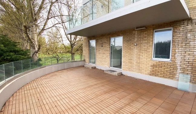 3 rooms in modern 4 bed now - with terrace Main Photo